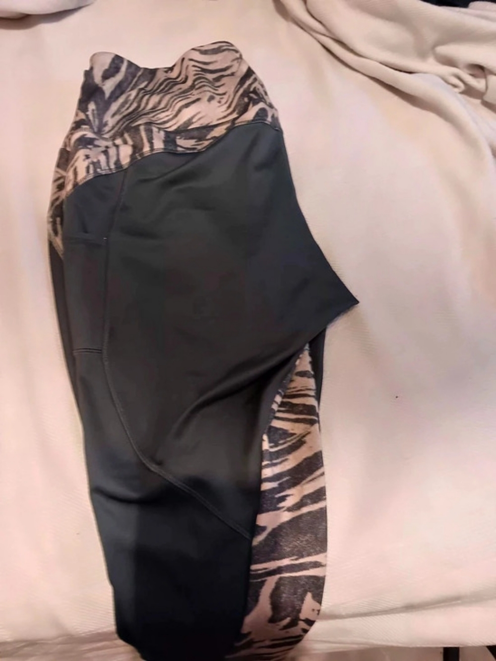 Mossy Oak Animal Print Leggings in Black & Brown Medium